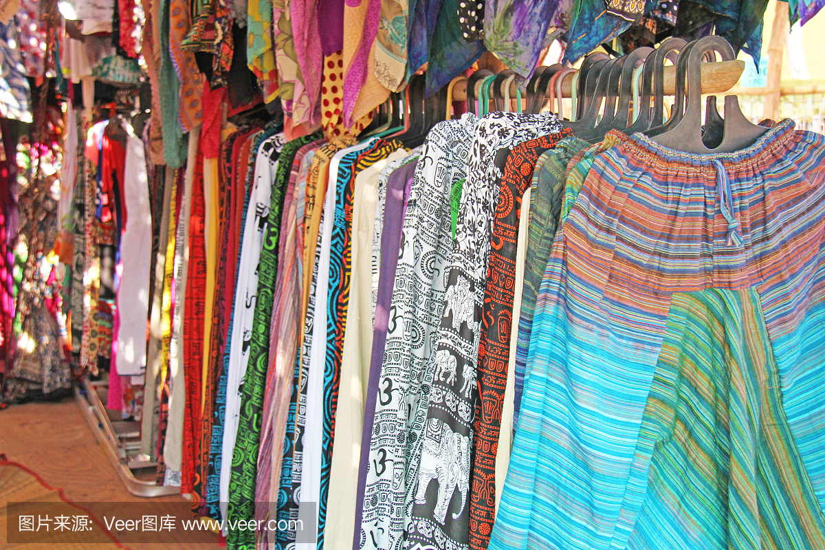印度服装裤子挂在衣架上,在集市上出售。印度棉裤子